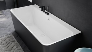 Ein Badezimmer mit einer Halbfreistehenden Badewanne 